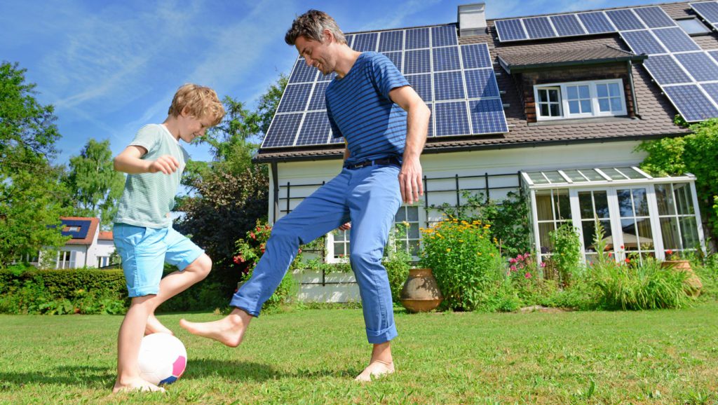 Solar-Panels-On-The-Roof-Of-The-House-In-Los-Angeles