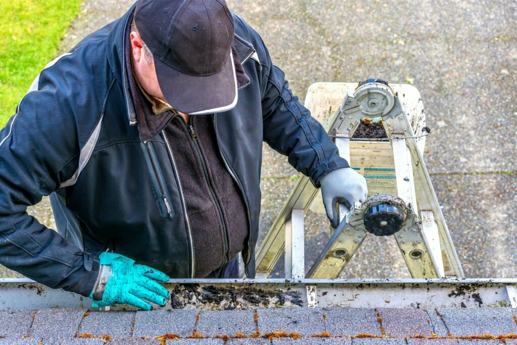 Cleaning-The-Debris-Of-Your-Gutters-By-Yourself