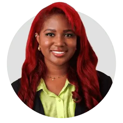 Expert discussing solar solutions for sustainable energy.