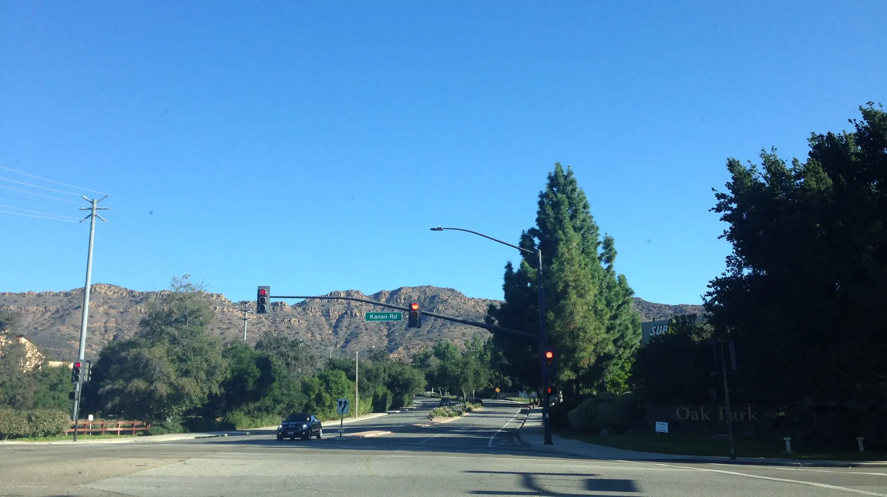 Residential street in Oak Park with the Simi Hills behind